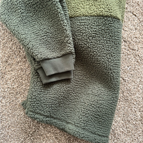 PINK Victoria's Secret Two-Tone Green Sherpa Zip-Up Sweater - Picture 6 of 7